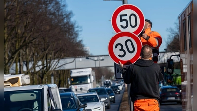 Ende Februar waren an der Landshuter Allee nach viel Hin und Her wieder Tempo-30-Schilder montiert worden. (Archivbild) (Foto: Peter Kneffel/dpa)