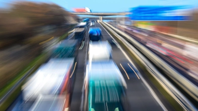 In vielen Lkw sind Sicherheitssysteme manipuliert. (Symbolbild) (Foto: Hendrik Schmidt/dpa)