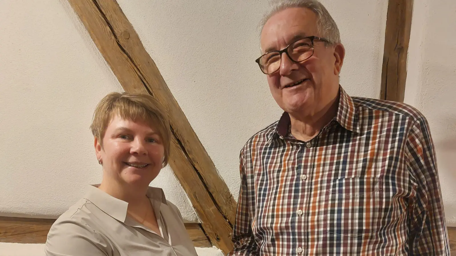 Die frischgekürte Bürgermeisterkandidatin Elisabeth Schmidt nimmt die Glückwünsche des Bürgerforum-Vorsitzenden Hans-Georg Moosmeier entgegen. (Foto: Sandra Buchwald)