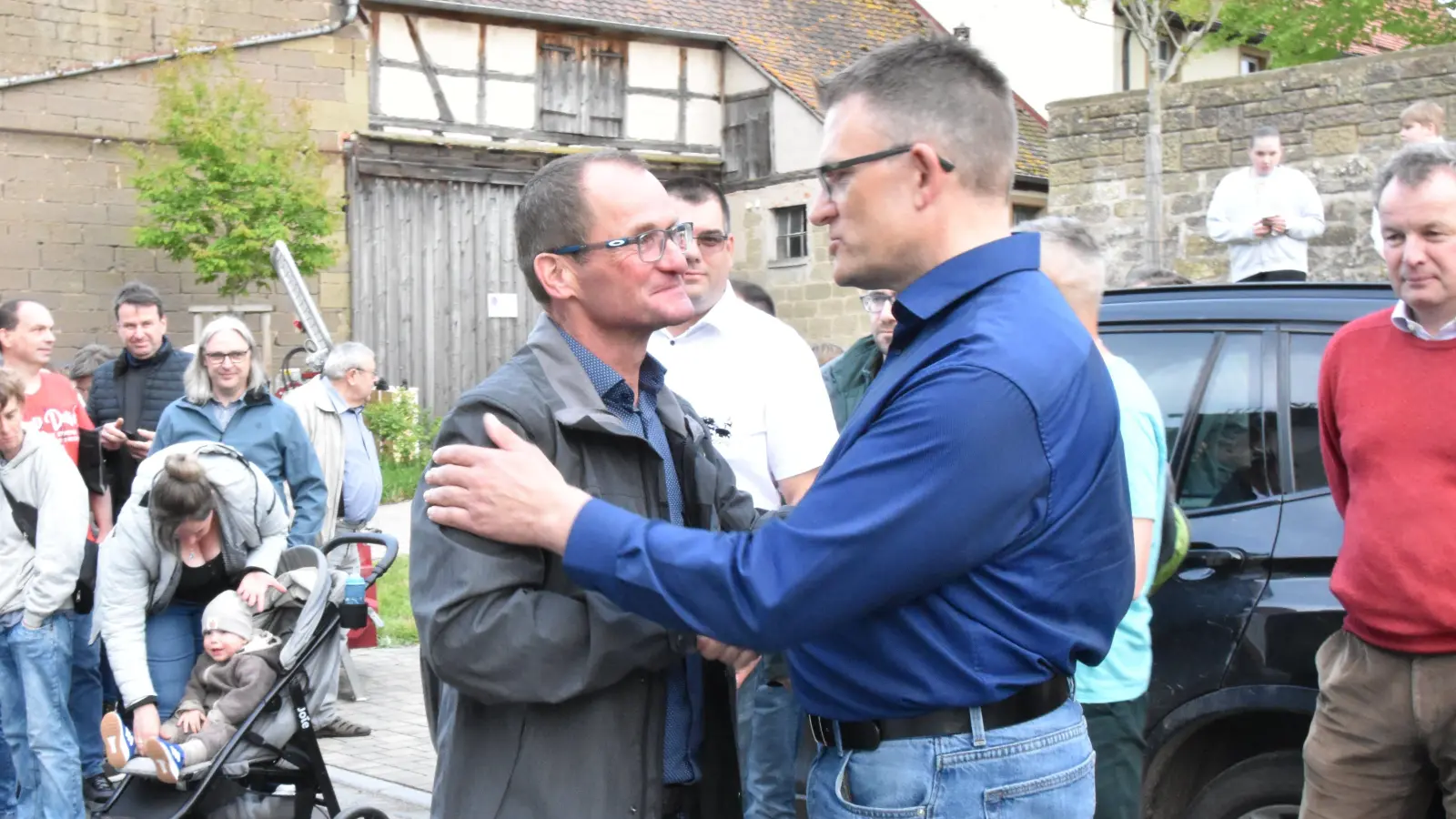 Beide Kontrahenten um den Bürgermeister-Sessel, Toni Schiefer (links) und Günther Schell sprachen rückblickend von einem fairen Wahlkampf; der Unterlegene gratulierte dem Gewinner. (Foto: Andreas Reum)