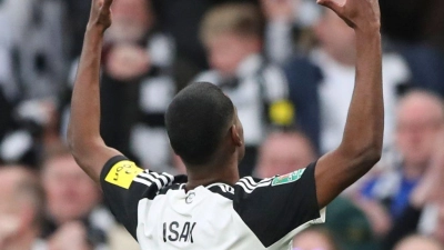 Der ehemalige Dortmunder Alexander Isak bescherte Newcastle United den ersten nationalen Titel seit 70 Jahren. (Foto: Scott Heppell/AP/dpa)