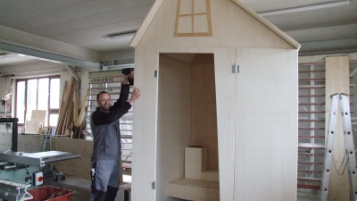 Das Haus der kleinen Hexe: Derzeit arbeitet Bauhofmitarbeiter Rainer Geymann am zentralen Bühnenbild-Element des diesjährigen Kinderstücks der Feuchtwanger Kreuzgangspiele. Zusammen mit seinem Kollegen Helmut Früh fertigt er die Kulissen an. (Foto: Jasmin Kiendl)