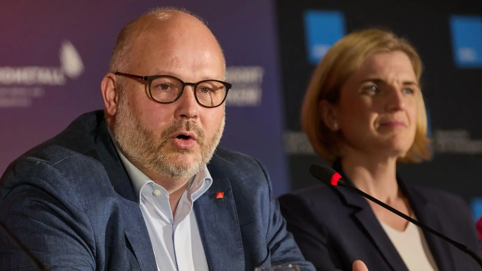 Bezirksleiter Friedrich, hier neben Lürssen-Managerin Lena Ströbele, will Sicherheit für die Beschäftigten der NVL-Werften. (Archivbild)  (Foto: Georg Wendt/dpa)