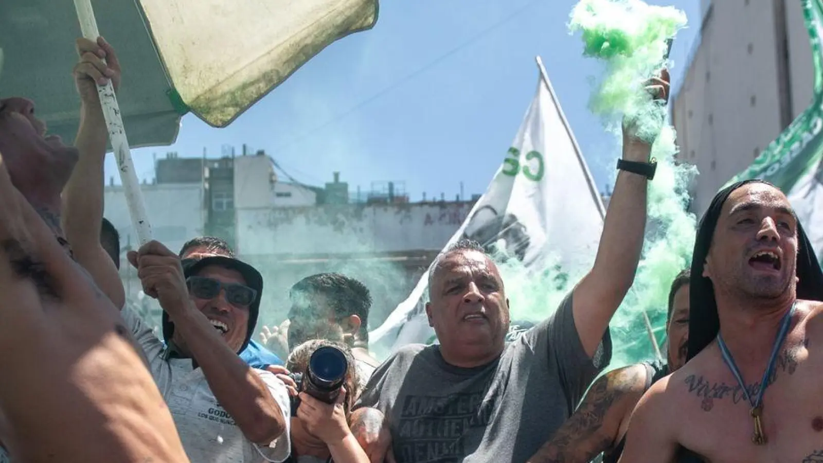 Gewerkschaftsmitglieder singen in Buenos Aires Parolen gegen die Reformvorhaben der ultraliberalen Regierung von Präsident Milei. (Foto: Cristina Sille/telam/dpa)