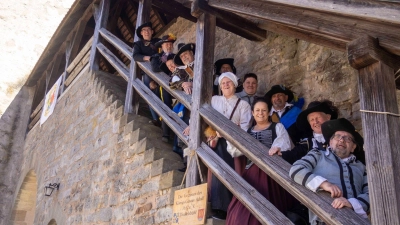 Die Getreuen des Königs Gustav Adolf am Aufgang zum Nördlinger Torturm. Die dortige Ausstellung ist nach der Winterpause wieder zugänglich und wurde neu konzipiert. (Foto: Die Getreuen des Königs Gustav Adolf/Thomas Merz)