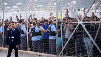 Bewohner des Flüchtlingslagers reagierten im Oktober 2024 sehr emotional und mit „Germany“-Rufen auf den Besuch von Bundespräsident Steinmeier bei der Registrierungs- und Aufnahmeeinrichtung für Geflüchtete in Malakasa, nördlich von Athen. (Archivbild) (Foto: Bernd von Jutrczenka/dpa)