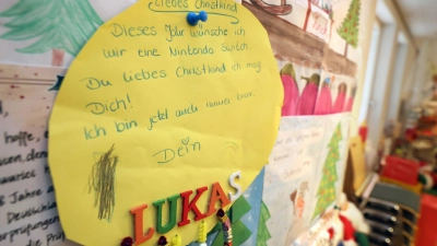 Jedes Jahr beantwortet das Christkind in Bayern Tausende Wunschzettel. (Archivbild) (Foto: Karl-Josef Hildenbrand/dpa)