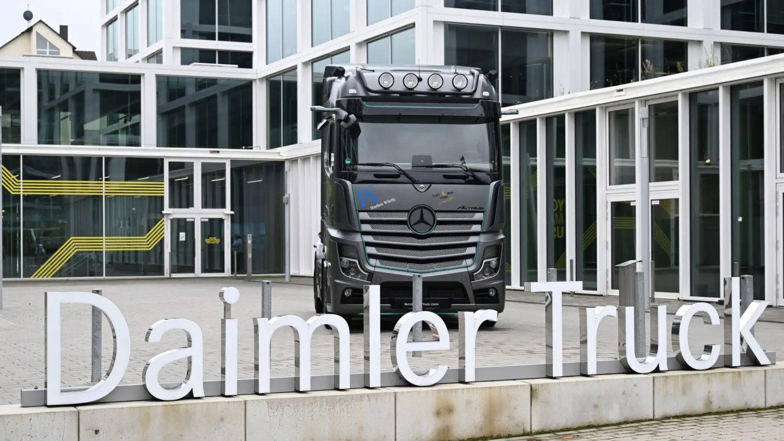 Daimler Truck verzeichnet Gewinneinbruch im vergangenen Jahr. (Archivbild) (Foto: Bernd Weißbrod/dpa)