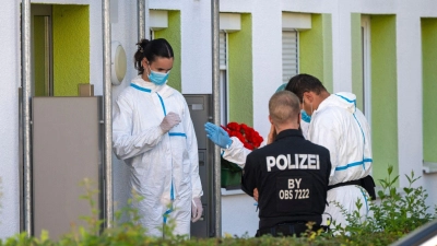 In dem Haus wurden die Leichen der Frau und ihres Sohnes gefunden. (Foto: Peter Kneffel/dpa)