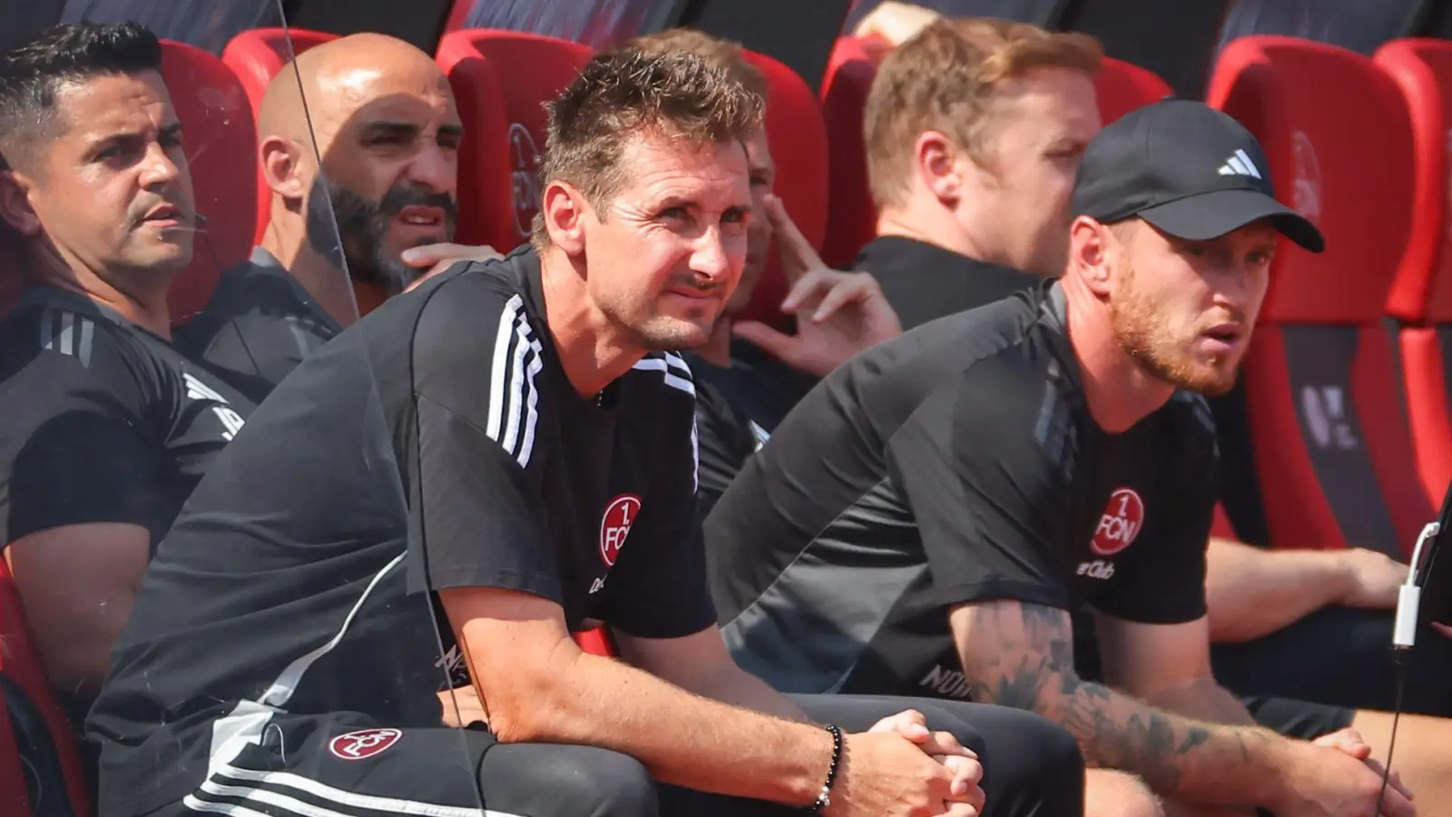 Trainer Miroslav Klose (vorn) und der 1. FC Nürnberg treten am Samstag bei Aufsteiger SSV Ulm an. (Foto: Daniel Karmann/dpa)