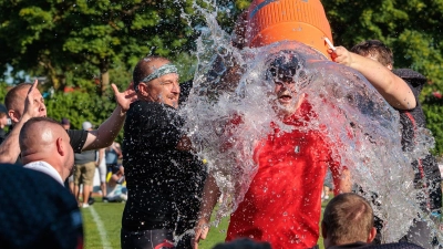 Knights-Headcoach Erwin Rieger durfte sich nach dem Sieg eine Erfrischung abholen. (Foto: Thomas Lüdtke)