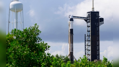 Booster geht bei der Landung in Flammen auf: Die „Falcon 9“-Rakete von SpaceX (Foto: Charles Briggs/ZUMA Press Wire/dpa)