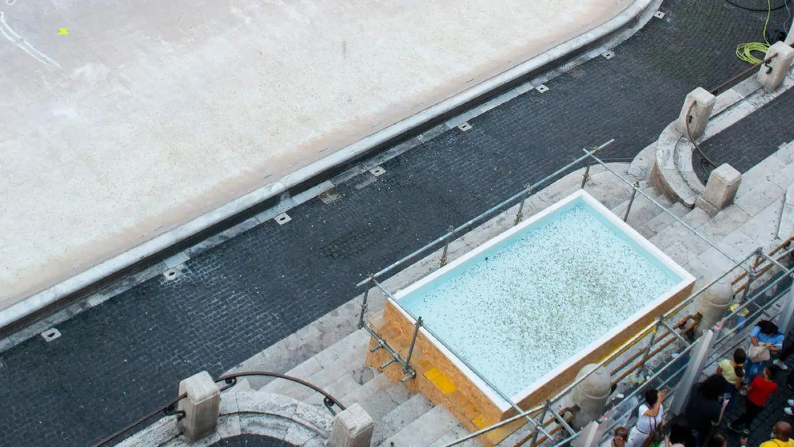 Wer eine Münze in den Brunnen wirft, wünscht sich einer Legende nach eine sichere Rückkehr nach Rom. (Foto: Valentina Stefanelli/LaPresse via ZUMA Press/dpa)