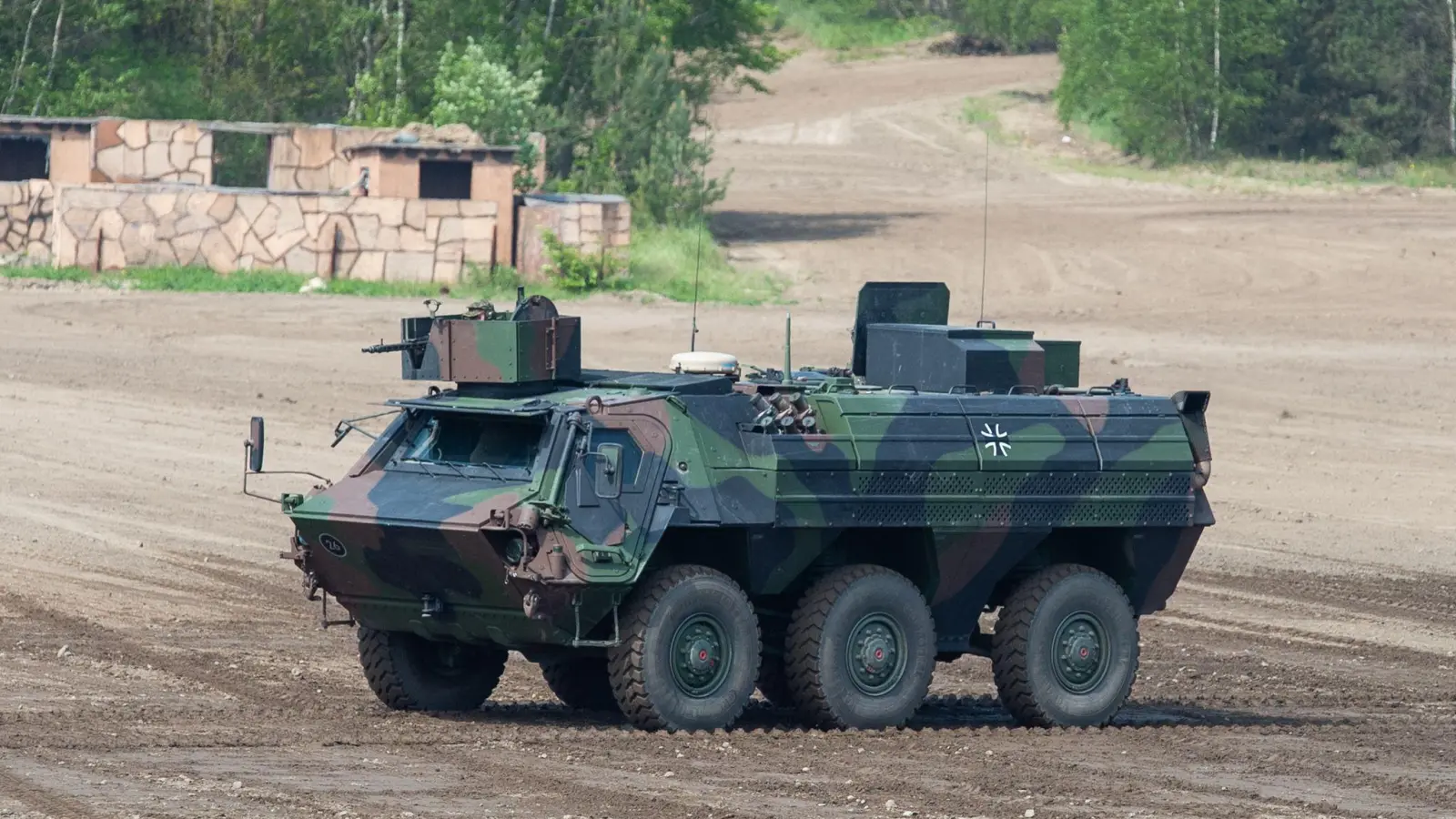 Ein Transportpanzer Fuchs auf einem Übungsfeld in Munster. (Foto: Christophe Gateau/dpa)