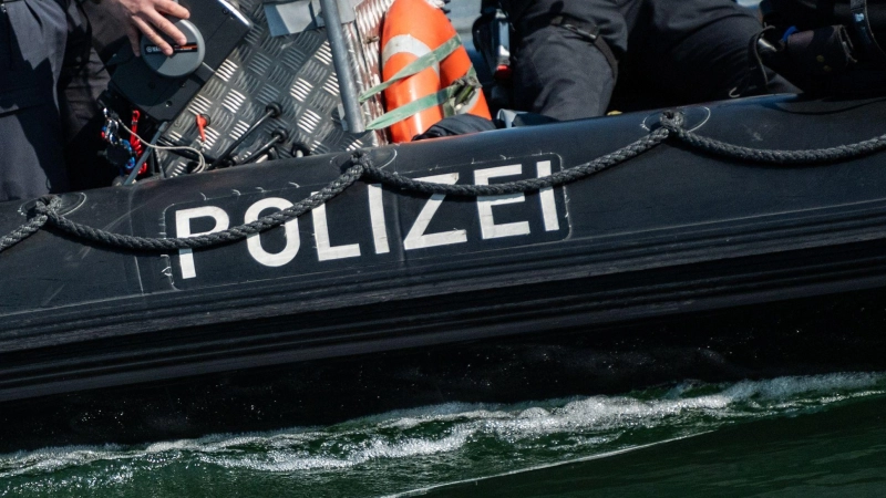 Die Wasserschutzpolizei hat zum Ferienbeginn mehrere Fälle von Fischwilderei auf dem Chiemsee festgestellt. (Symbolbild) (Foto: Silas Stein/dpa)