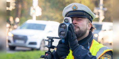 Wo wird am 15. April zum Blitzermarathon 2026 überall das Tempo gemessen? Das verrät das bayerische Innenministerium vorab. (Symbolbild: Peter Kneffel/dpa)
