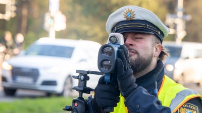 Wo wird am 15. April zum Blitzermarathon 2026 überall das Tempo gemessen? Das verrät das Bayerische Innenministerium vorab. (Symbolbild: Peter Kneffel/dpa)