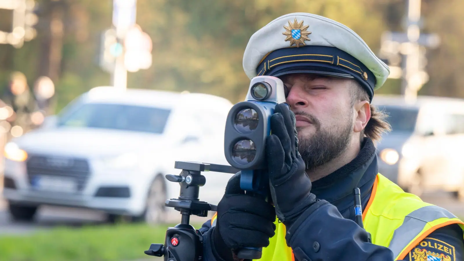 Wo wird am 15. April zum Blitzermarathon 2026 überall das Tempo gemessen? Das verrät das Bayerische Innenministerium vorab. (Symbolbild: Peter Kneffel/dpa)
