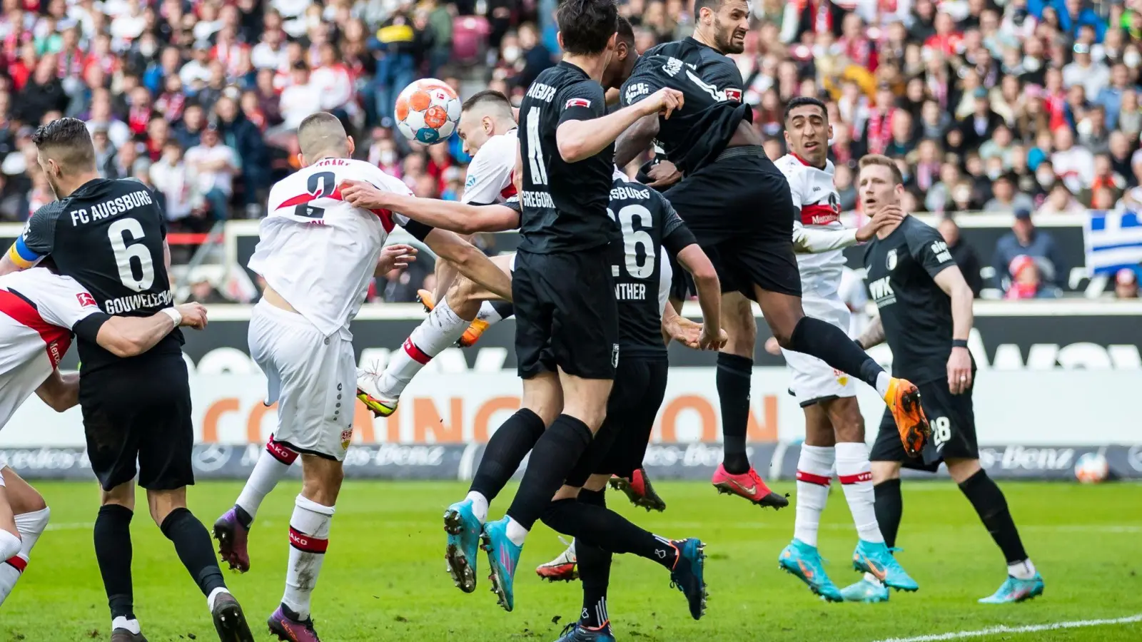 Waldemar Anton (3.v.l.) köpfte zum Stuttgarter 1:1 gegen Augsburg ein. (Foto: Tom Weller/dpa)