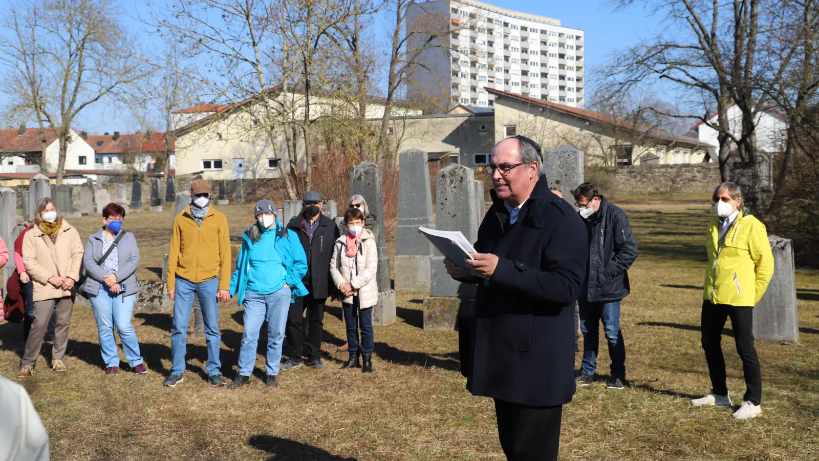 Im Rahmen der Veranstaltungswoche führt der Historiker und Stadtführer Alexander Biernoth wieder Besucher über den Jüdischen Friedhof in der Stadt. Unser Bild stammt aus dem Jahr 2022. (Archivfoto: Oliver Herbst)