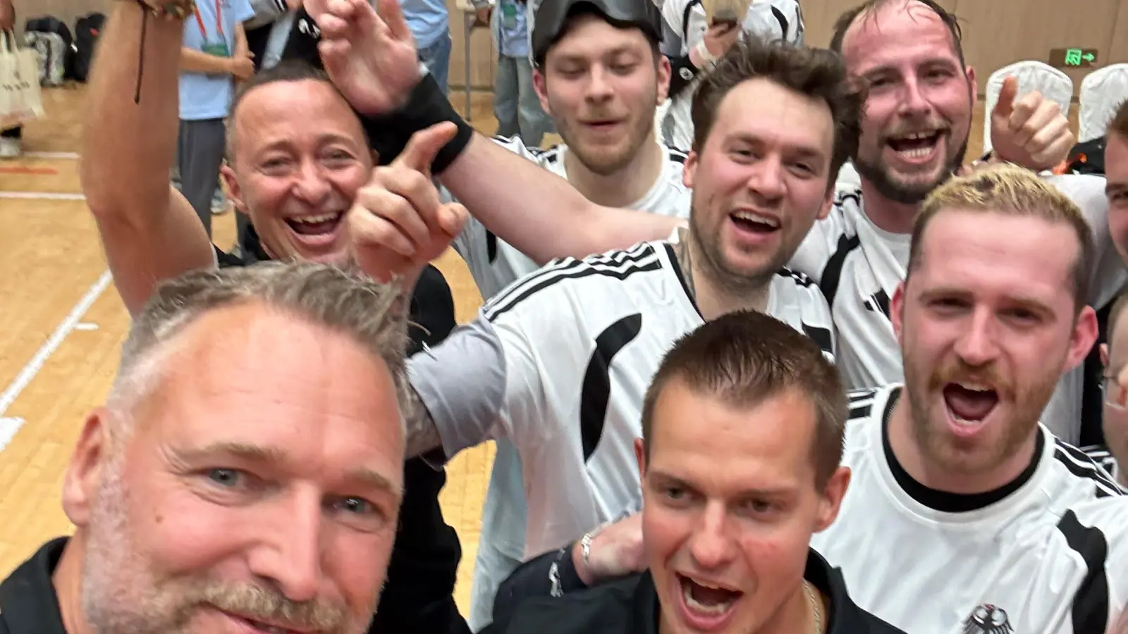 Gute Laune beim Goalball-Nationalteam um Fabian Diehm (rechts). (Foto: Goalball Germany)
