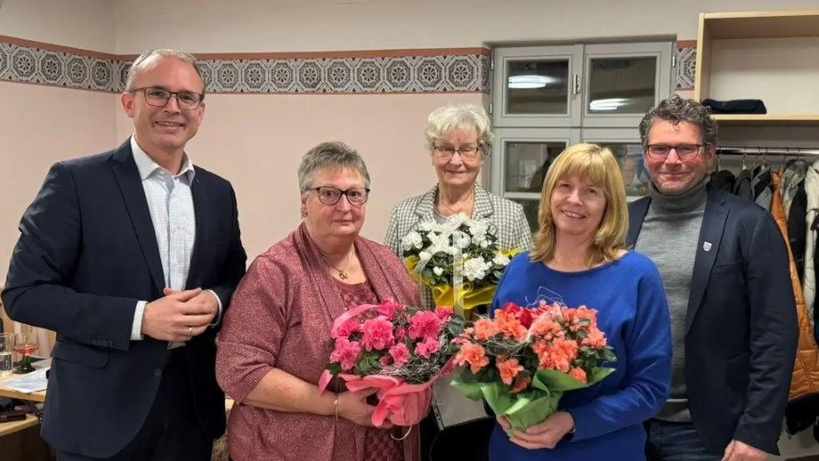 Der Bundestagsabgeordnete Tobias Winkler steht neben den geehrten Renate Ziener, Irmgard Seyfried, Kitty Gerneth-Flamann sowie dem Ortsvorsitzenden Klaus Nölp (von links). (Foto: Uwe Reuther)