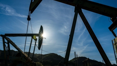 Die Ölpreise stiegen nach Beginn des Iran-Kriegs mitunter rasant an. (Archivbild) (Foto: Nic Coury/AP/dpa)