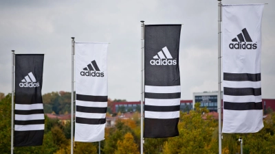 Adidas befindet sich nach eigenen Angaben mit den Zollbehörden seit Jahren „im Austausch“ zu dem bekannten Sachverhalt. (Archivbild) (Foto: Daniel Karmann/dpa)