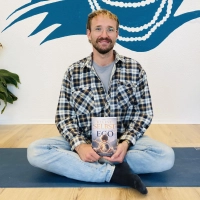 Yogalehrer und Autor: Vor kurzem ist das erste Buch von Markus Köhnlein erschienen. In „Das kleine Selbst – und sein Freund namens Ego” finden sich auch Bezüge zu Rothenburger Schauplätzen wie dem Marktplatz oder das Wildbad. (Foto: Corinna Müller)