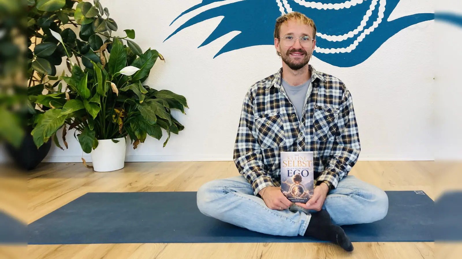 Yogalehrer und Autor: Vor kurzem ist das erste Buch von Markus Köhnlein erschienen. In „Das kleine Selbst – und sein Freund namens Ego” finden sich auch Bezüge zu Rothenburger Schauplätzen wie dem Marktplatz oder das Wildbad. (Foto: Corinna Müller)