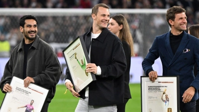 Manuel Neuer (m) verabschiedete sich schon aus dem DFB-Team. Gibt es eine überraschende Rückkehr? (Archivbild) (Foto: Sven Hoppe/dpa)