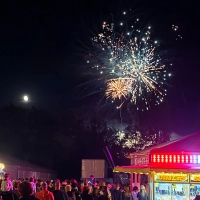 Viele Schaulustige zog es zum abschließenden Feuerwerk nach draußen. (Foto: Nicole Paskow)