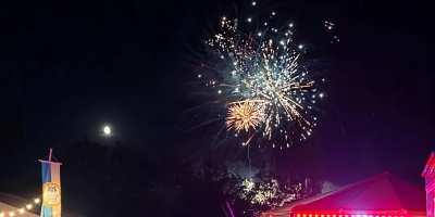 Viele Schaulustige zog es zum abschließenden Feuerwerk nach draußen. (Foto: Nicole Paskow)