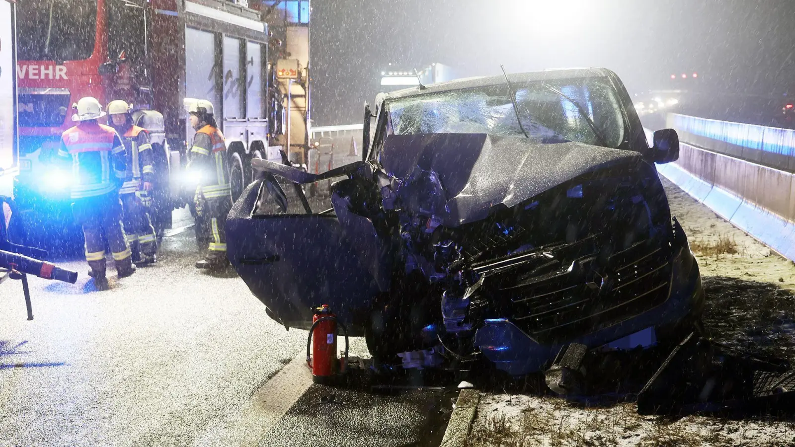 Bei dem Unfall wurden mehrere Insassen im Transporter verletzt, eine eingeklemmte Person musste befreit werden.  (Foto: Ralf Hettler/dpa)