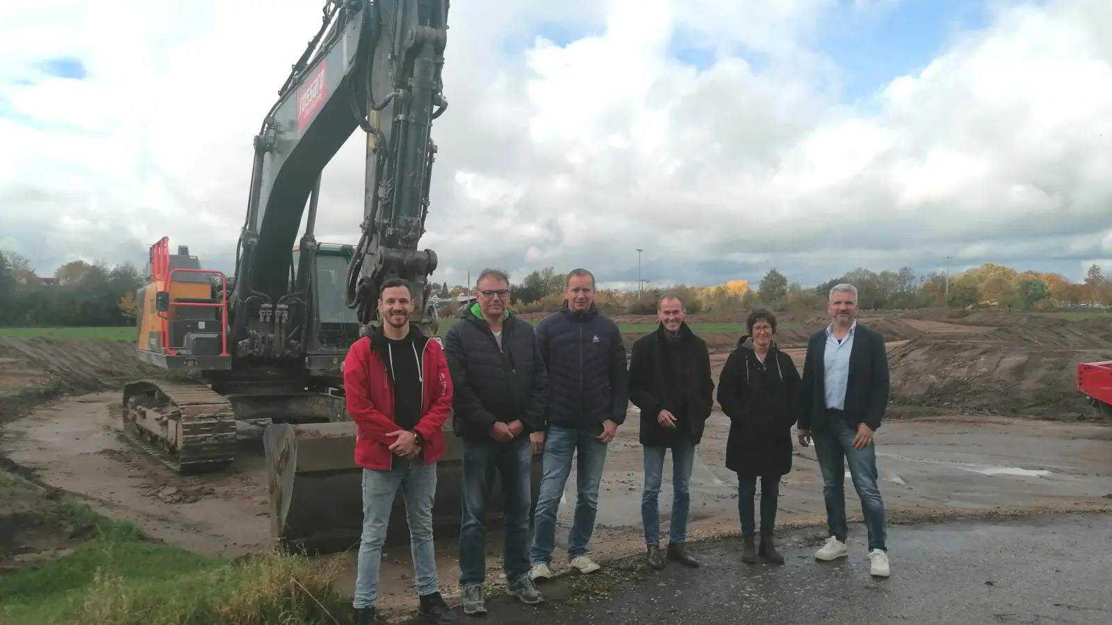 Informierten auf der Baustelle über das 1,9-Millionen-Euro-Projekt (von links): Lukas Beck (Bauleiter der Firma Rossaro), Peter Stübe (Planer vom Ingenieurbüro Härtfelder), Martin Hemm (Bauamt), OB Dr. Christoph Hammer, Isabell Oertel (Stadtverwaltung) und Andreas Karl (Stadtwerke). (Foto: Friedrich Zinnecker)