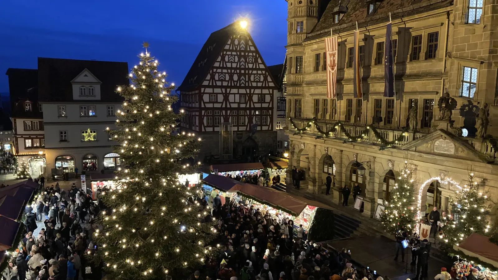 Gut voll, aber nicht zu voll, war es am Freitagabend auf dem Marktplatz zur offiziellen Eröffnung des Weihnachtsmarktes. (Foto: Clarissa Kleinschrot)