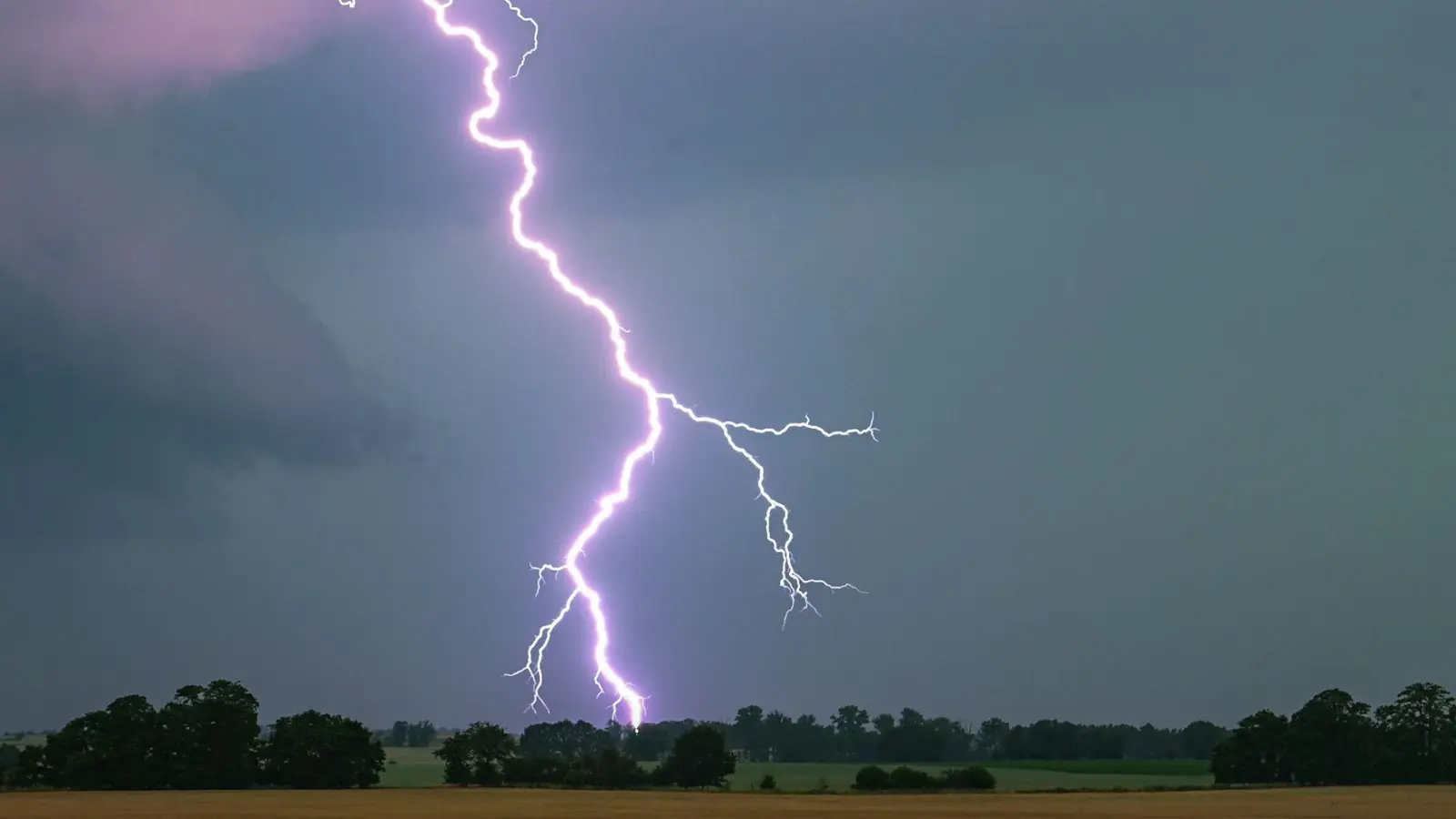 Gewitter können schnell aufziehen: Sommerliche Wärmegewitter entstehen oft innerhalb weniger Minuten und erfordern schnelles Handeln. (Foto: Patrick Pleul/dpa)