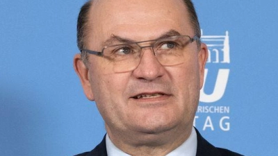 Bayerns Finanzminister Albert Füracker (CSU) erwartet für den Freistaat keinerlei Rechtsfolgen nach dem Karlsruher Urteil zu verfassungswidrigen Bezahlungen für Beamte in Berlin. (Archivbild) (Foto: Pia Bayer/dpa)