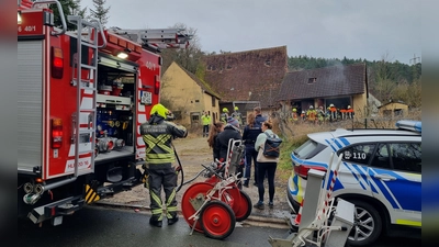 Großes Feuerwehraufgebot wegen einer brennenden Tonne: Das passierte am Sonntag in Altschauerberg. (Foto: Rainer Weiskirchen)