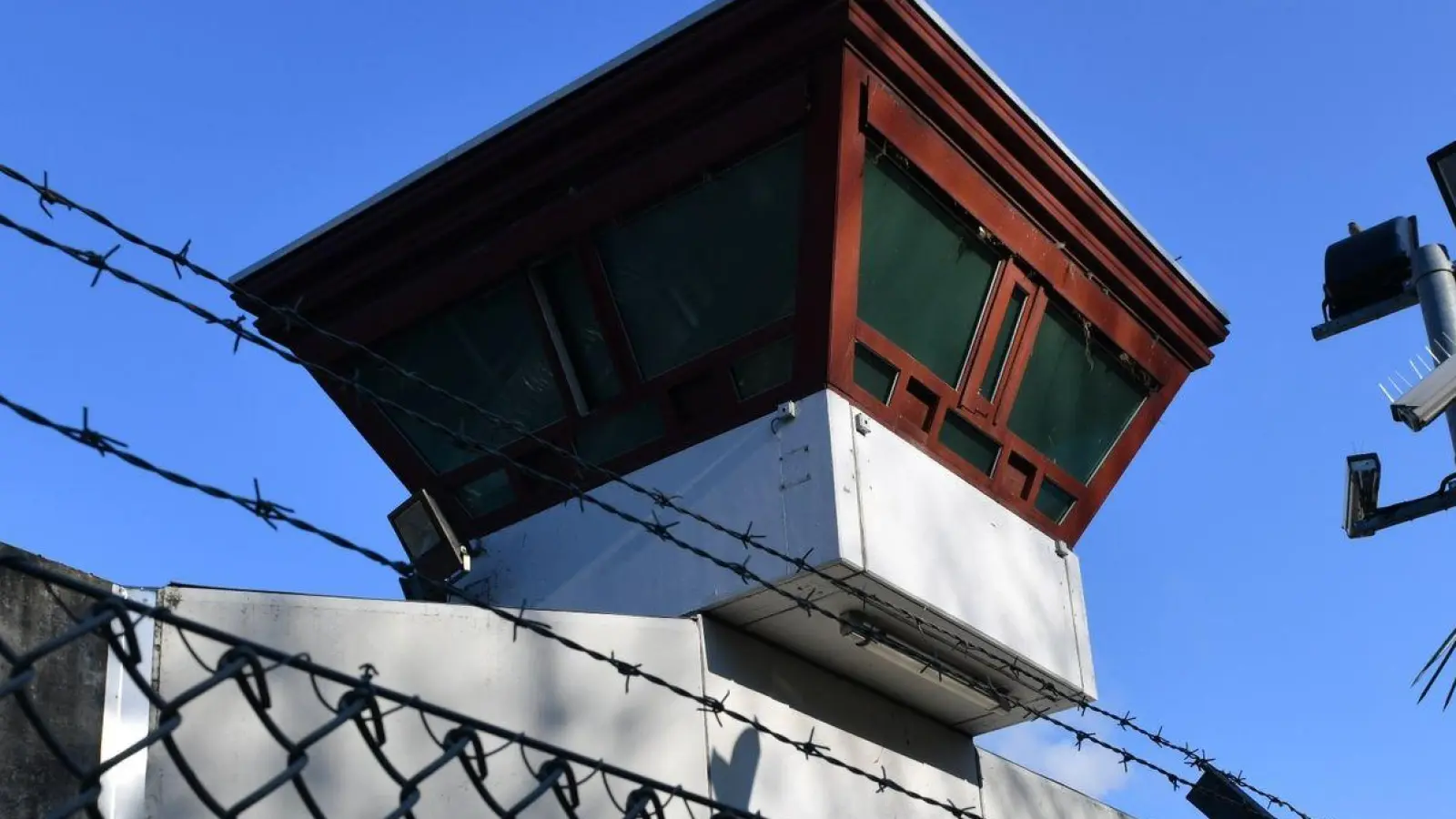 Ein Doppelmörder ist von einem unbegleiteten Ausgang nicht in die Haftanstalt Tegel zurückgekehrt. (Foto: Paul Zinken/dpa)