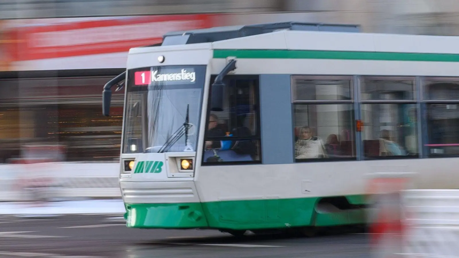 Die Frau geriet an einer Haltestelle in Magdeburg unter eine einfahrende Straßenbahn. (Symbolbild) (Foto: Klaus-Dietmar Gabbert/dpa)