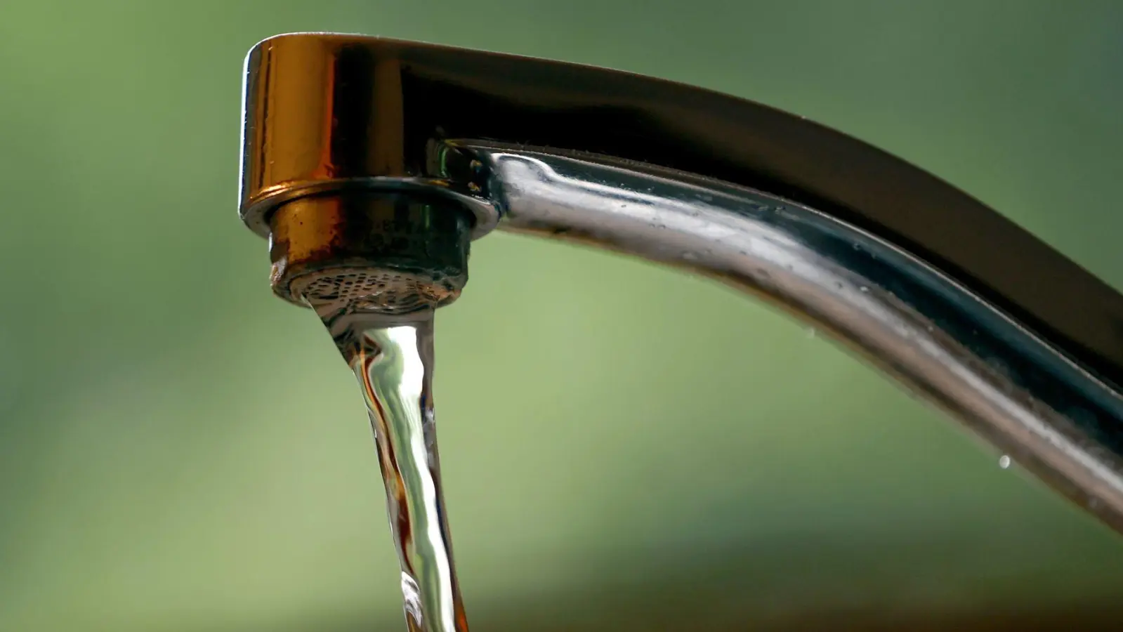 Leitungswasser fließt aus einem Wasserhahn: Anwohner im Norden von Windsbach müssen derzeit mit einem verminderten Wasserdruck rechnen. (Symbolbild: Karl-Josef Hildenbrand/dpa/Illustration)