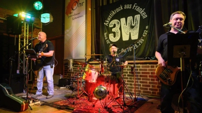Das Akustik-Trio 3W bei „Live in Leuters” in der Alten Turnhalle: Die Musiker erfüllten auch gerne die Liedwünsche des Publikums.  (Foto: Stephanie Forkel)