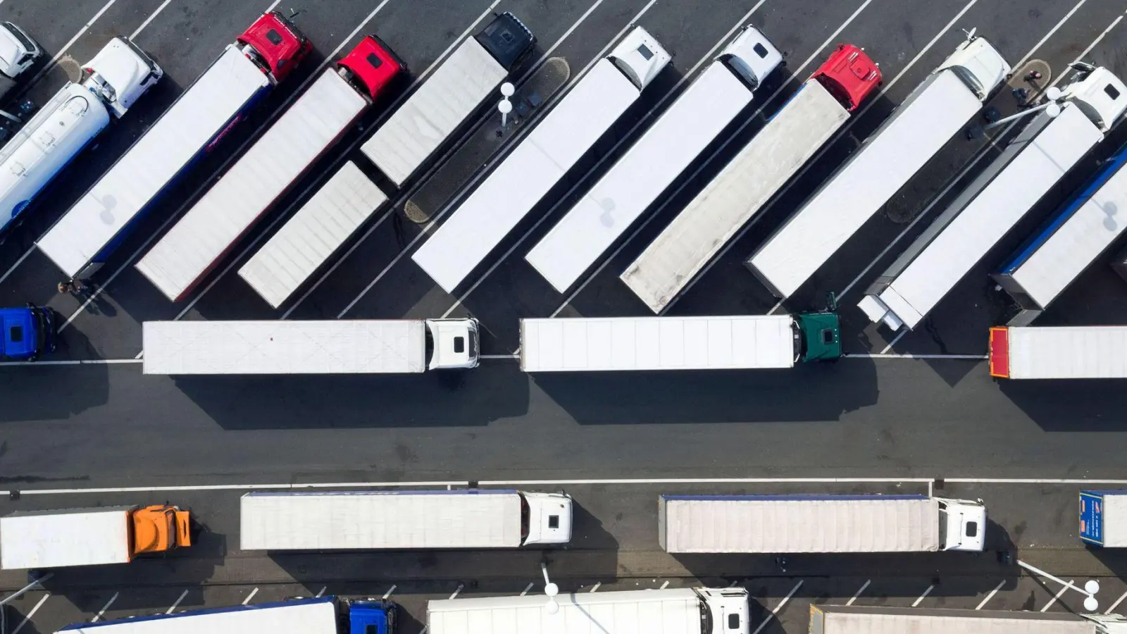 Maßarbeit mit langen Vehikeln: Wer so etwas beherrschen will, braucht Talent und eine gute Ausbildung. (Foto: Arnulf Stoffel/dpa)