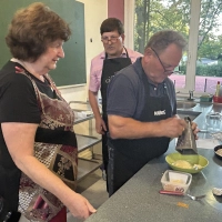 Petra Müller bringt in ihren Kursen Männern das Kochen näher. Das beginnt nicht selten mit der Vermittlung von Basiswissen. (Foto: Florian Pöhlmann)
