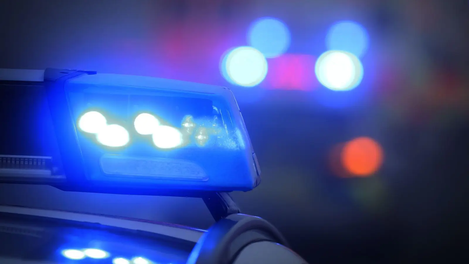 Die Bewohnerin der Wohnung rief die Polizei, als sie das Einschussloch entdeckte. (Symbolbild) (Foto: Karl-Josef Hildenbrand/dpa)