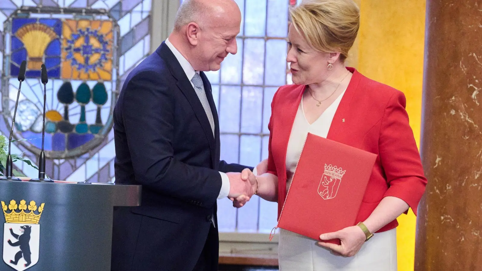 Berlins neuer Regierender Bürgermeister Kai Wegner (CDU) ernennt seine Vorgängerin Franziska Giffey (SPD) zur Senatorin für Wirtschaft, Energie und Betriebe. (Foto: Annette Riedl/dpa)