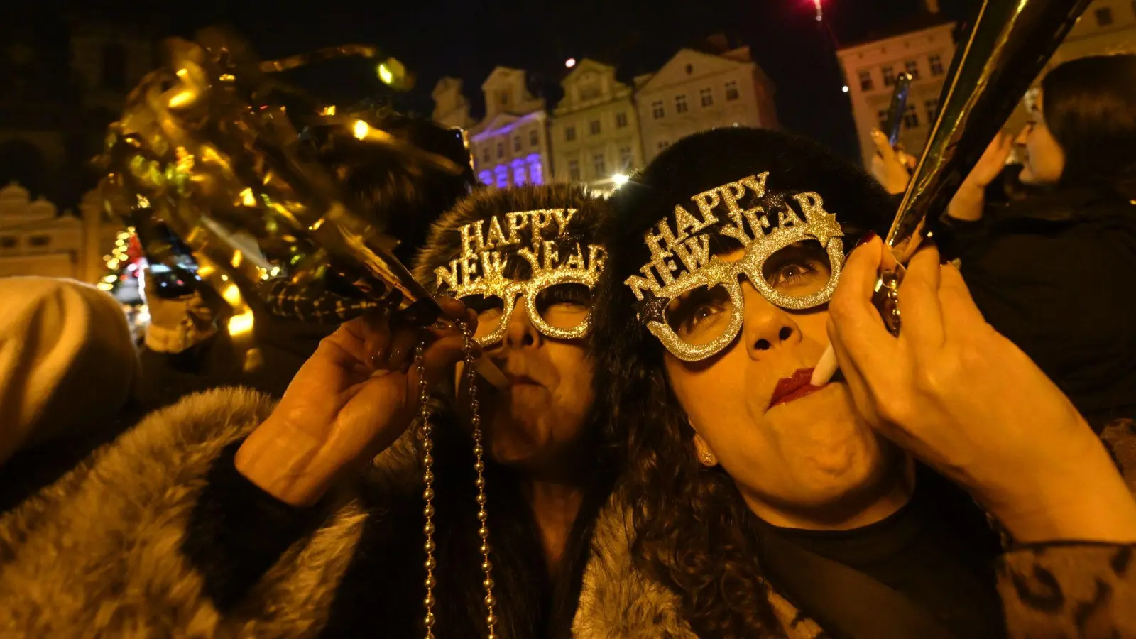 Feierlaune in Prag: Menschen begrüßen das neue Jahr in festlicher Stimmung (Foto: Šulová Kateøina/CTK/dpa)