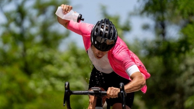 Sportarten wie Radfahren, Joggen oder Fußball sind an heißen Tagen eine besondere Belastung für den Körper - auch, weil man dabei oft der prallen Sonne ausgesetzt ist.  (Foto: Oscar Carrascosa Martinez/Westend61/dpa-tmn)