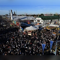 Die Wiesn gehört zur Münchner DNA - entsprechend groß war in den letzten Monaten die Aufregung über den Streit um die Festzelte. (Archivbild) (Foto: Felix Hörhager/dpa)